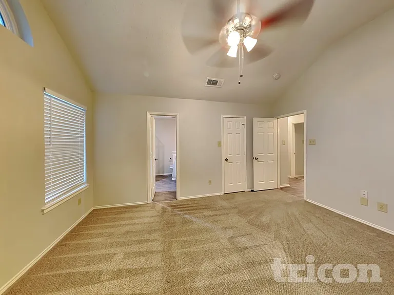 2851 Linden Ln — Photo 9