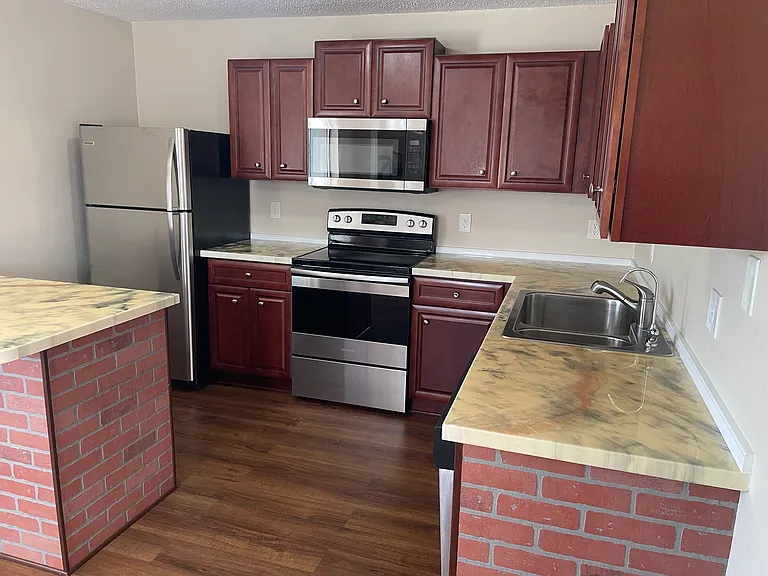 1719 Edgewater Dr — Photo 3