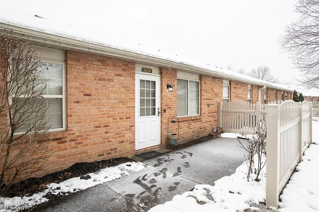 35270 Greenwich Ave photo 1