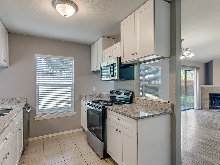 4031 Sunrise Bluff Dr — Photo 6