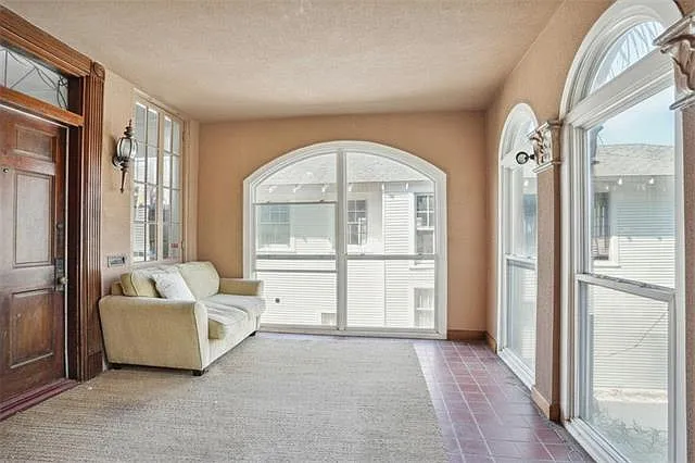 7018 S Claiborne Ave — Photo 3