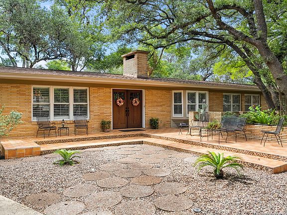 3rd image of 215 CAROLWOOD DR