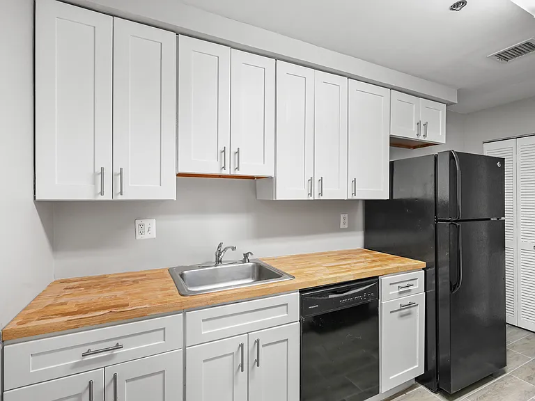 225 Arch St — Photo 14