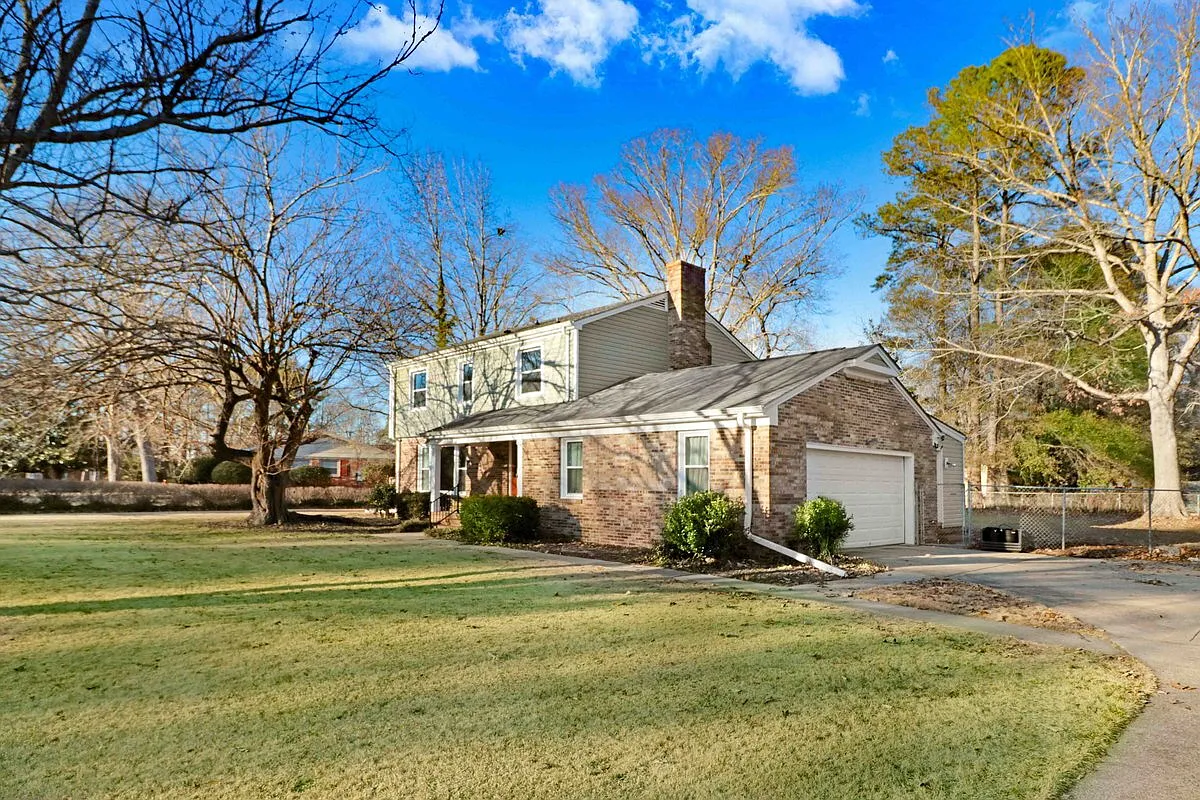 4 bed, 2.5 bath, 2079 sqft, $2,200 — Photo 3