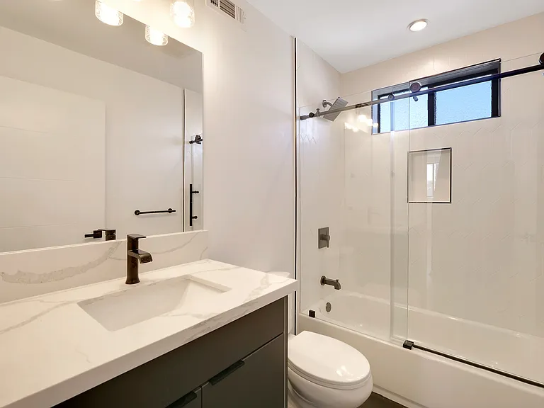 1858 S Redondo Blvd #5/6 — Photo 17