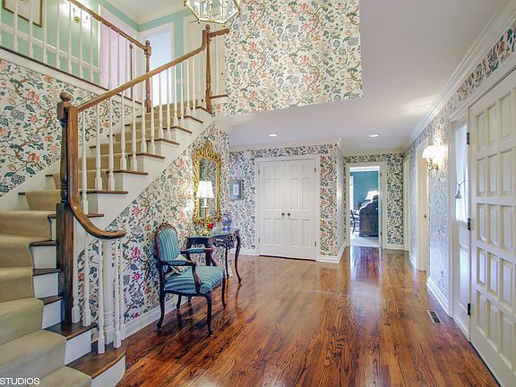 3rd image of 201 Dover Cir