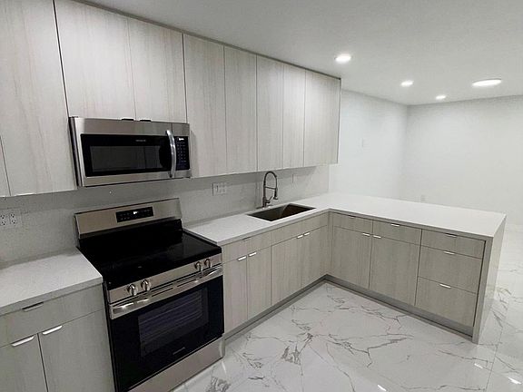 4th image of 8945 NW 114th St