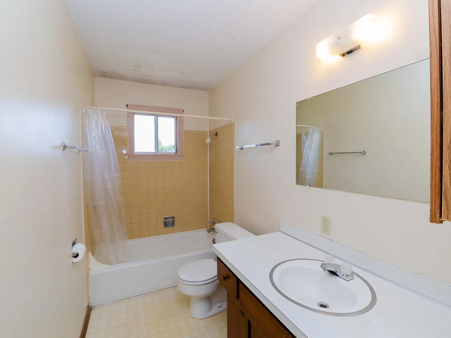 4501 S Union St — Photo 4