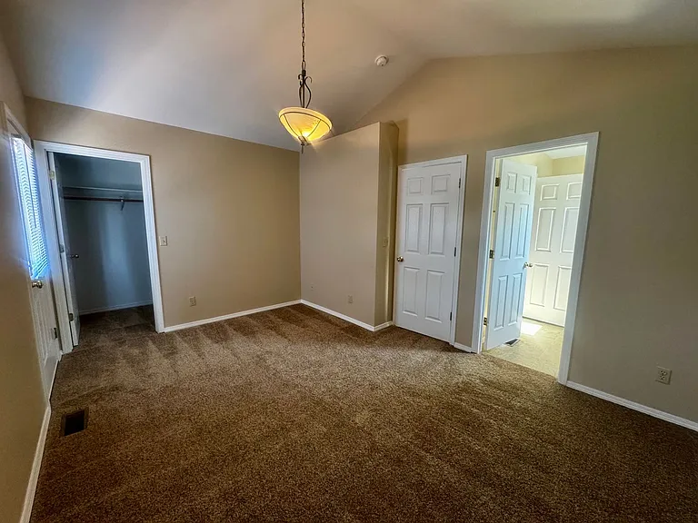 2429 E Monument St — Photo 20