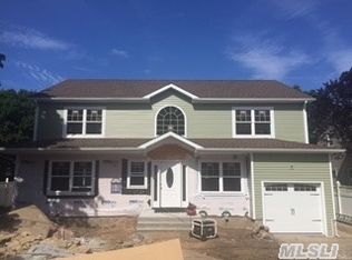 11 Grohmans Ln, Plainview, NY 11803