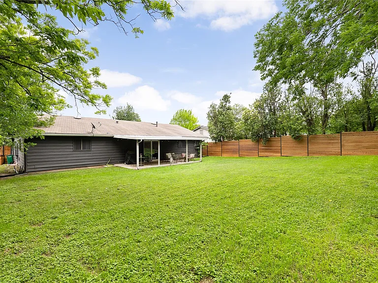 8704 Clarewood Dr — Photo 38