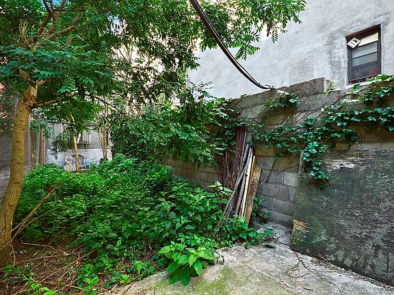 3rd image of 352 E 119th St