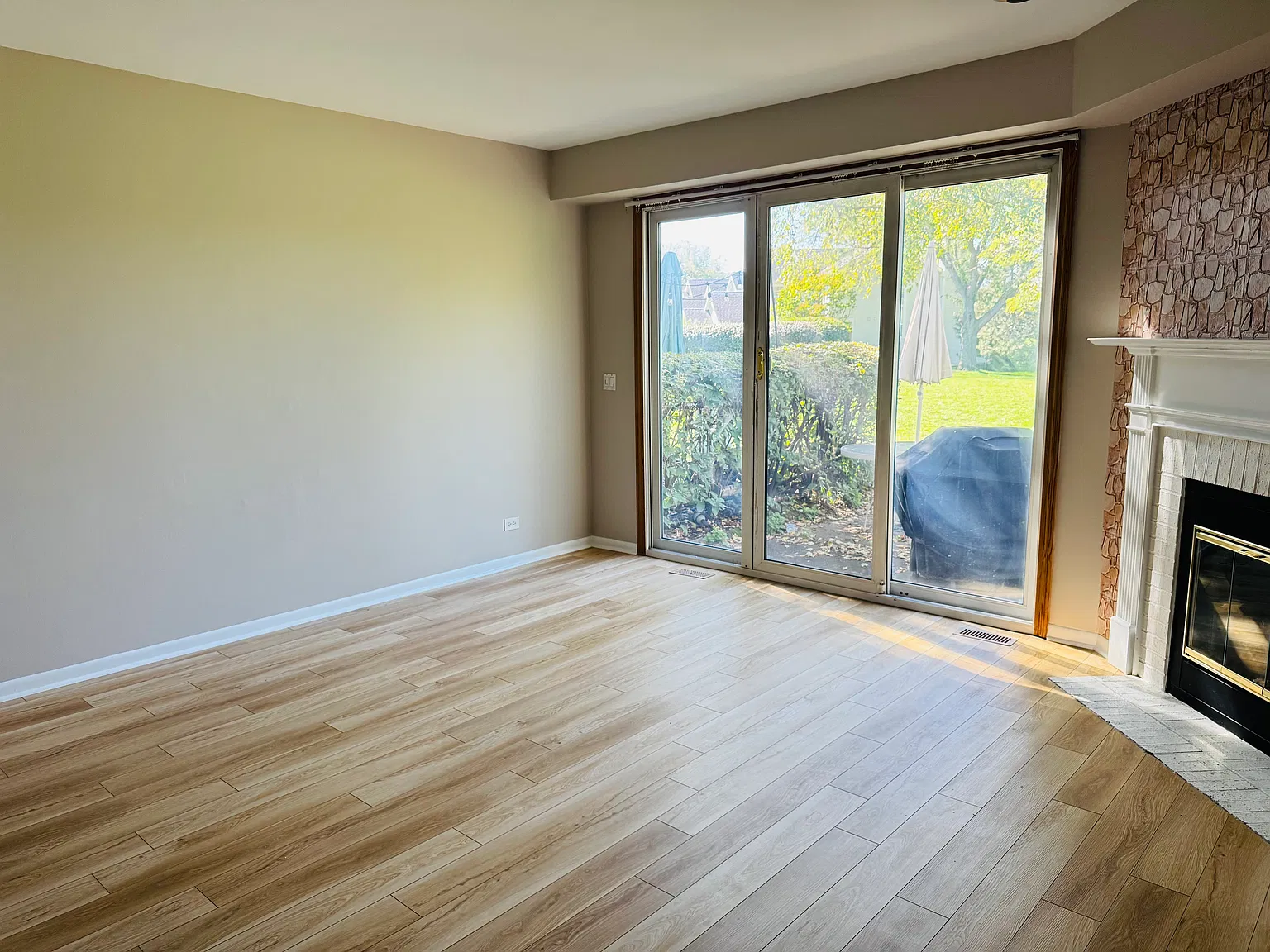 2 bed, 2.5 bath, 1010 sqft, $2,350 — Photo 2