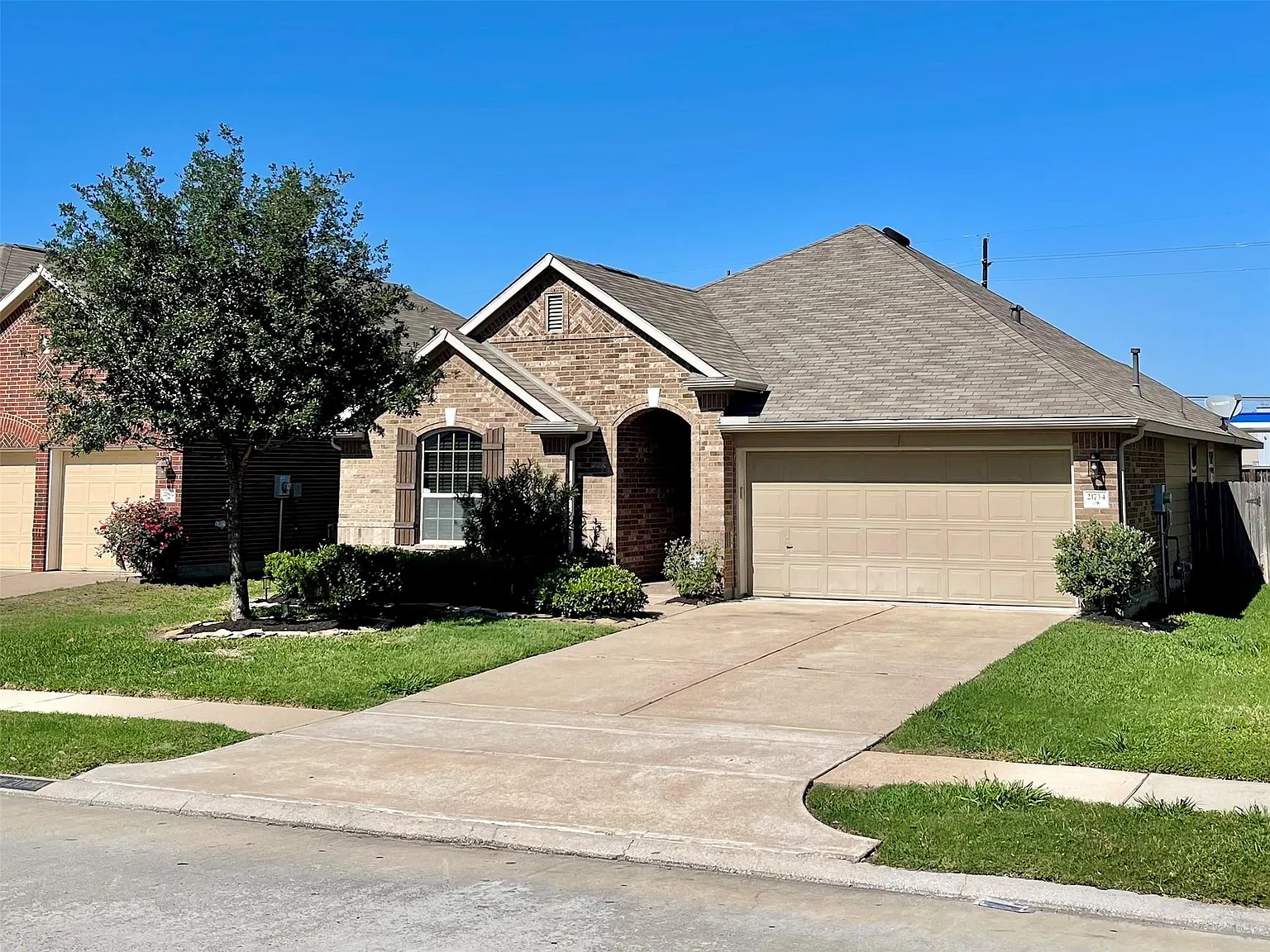 3 bed, 2.0 bath, 1822 sqft, $2,100 — Photo 2