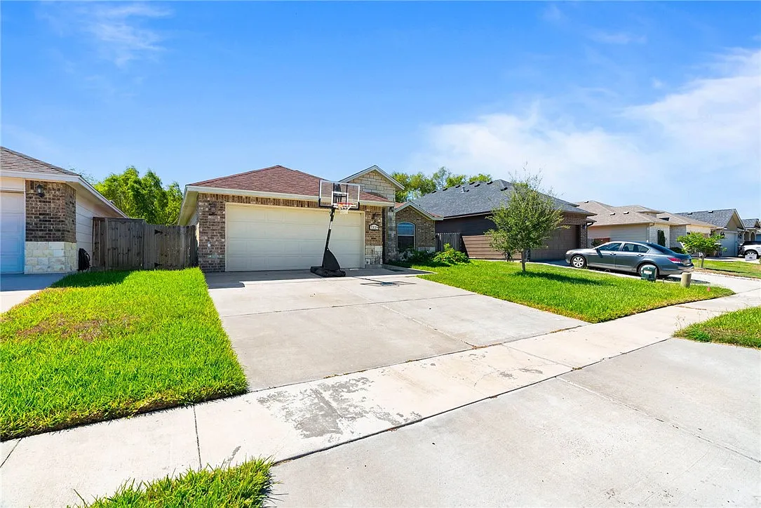 3 bed, 3.0 bath, 1823 sqft, $2,350 — Photo 2