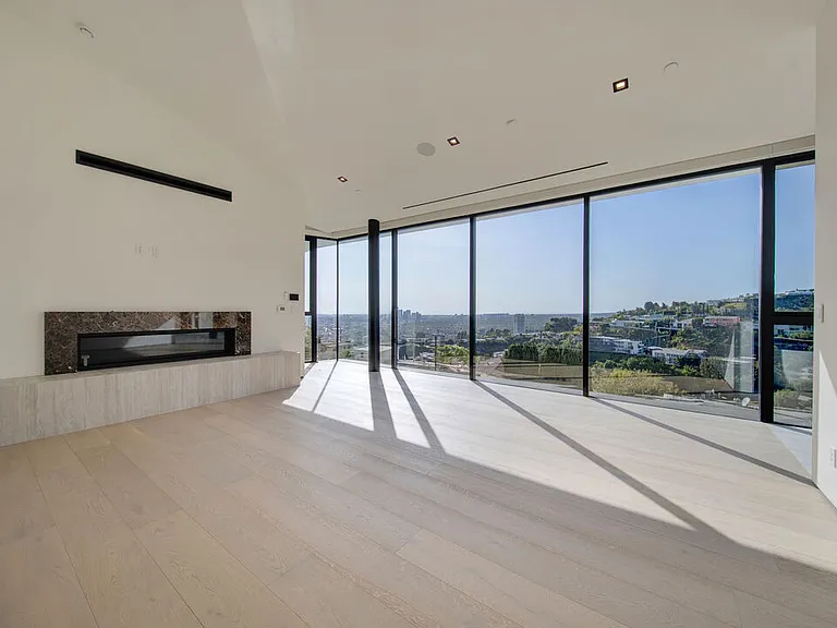 8765 Hollywood Blvd — Photo 44