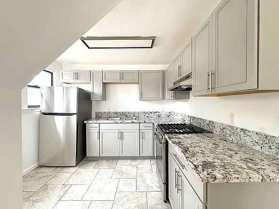2nd image of 1150 Bonanza Ave #5