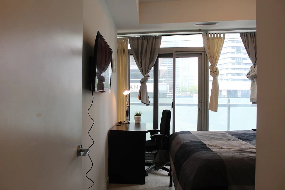 Deluxe Room - York Street & Bremner Boulevard — Photo 3