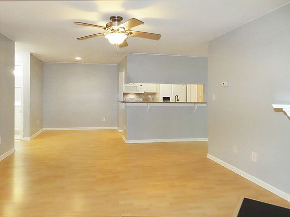 3rd image of 1003 Kingswood Dr APT J