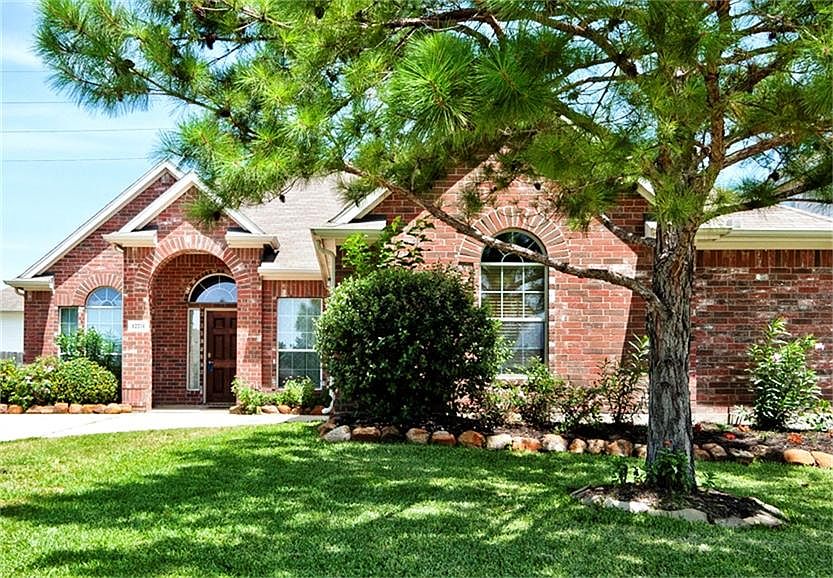 Northpointe Point East is a "small town feeling" neighborhood minutes from Shopping, Entertainment a