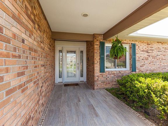 2nd image of 18 Cloverdale Ct N