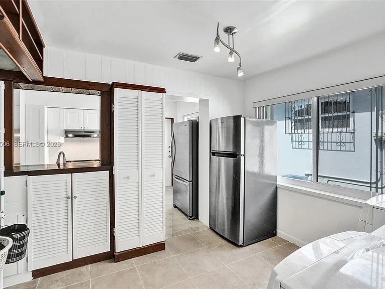 2420 SW 16th St — Photo 14