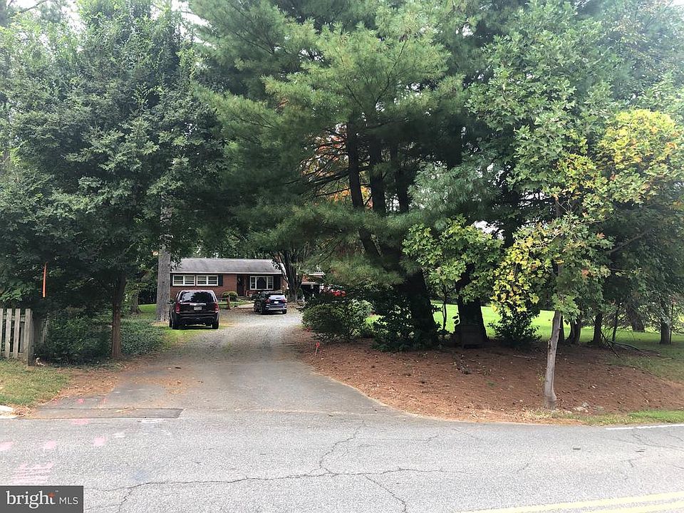 Gravel driveway entry to left front of lot