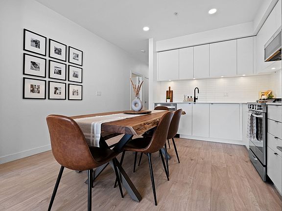 5th image of 2345 Rindall Ave #204