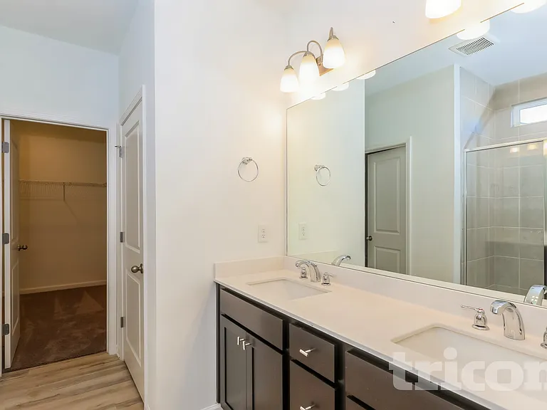 180 Everett Sq — Photo 7