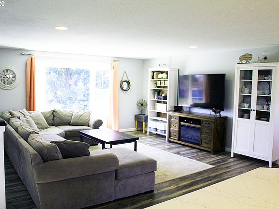 5th image of 897 NE Castlewood Ct