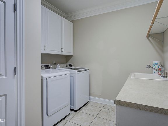 23rd image of 405 Heather View Dr