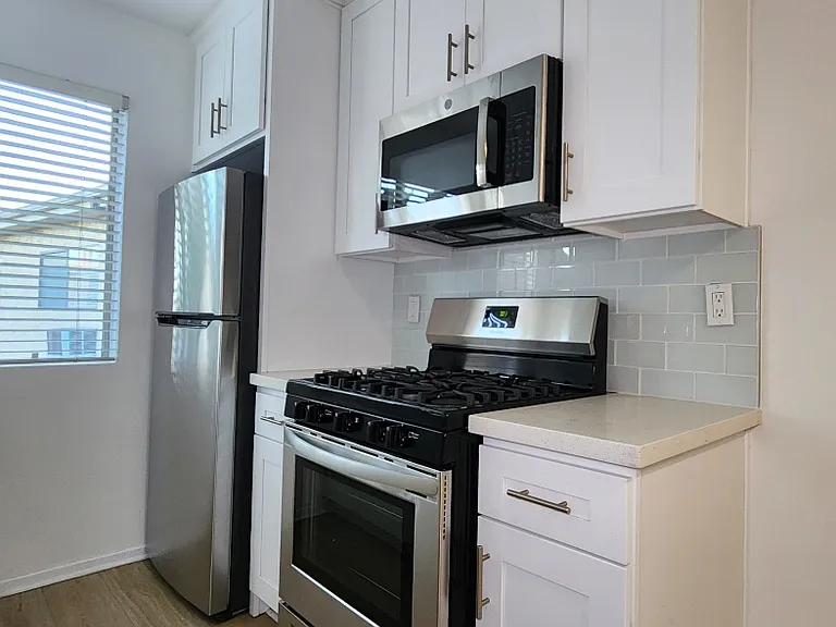 12340 Rochester Ave — Photo 8