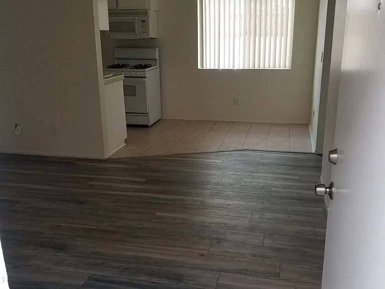 550 E Avenue Q #12 — Photo 2