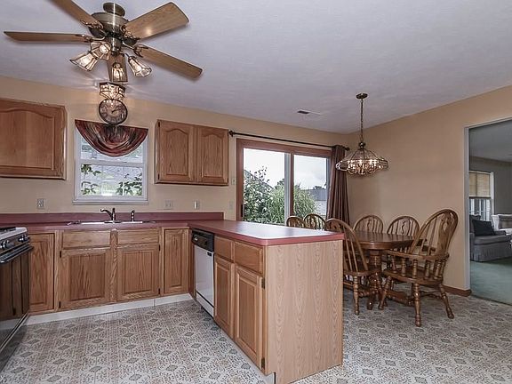 5th image of 472 Scarborough Ln