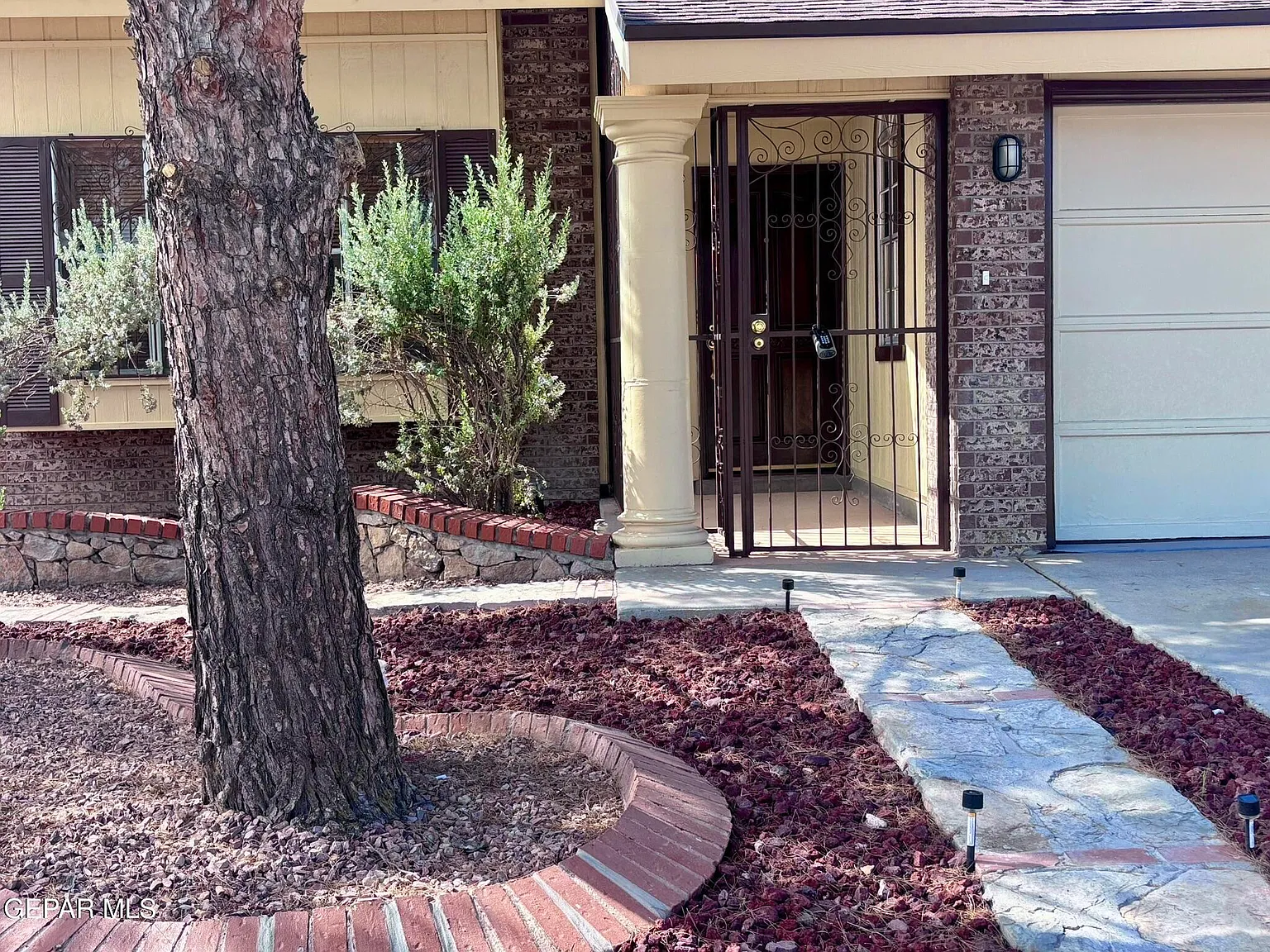 3 bed, 2.0 bath, 1880 sqft, $1,895 — Photo 2