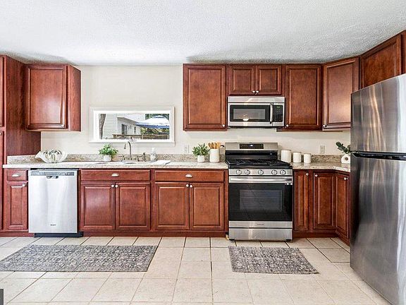 3rd image of 423 Shetlands Ln