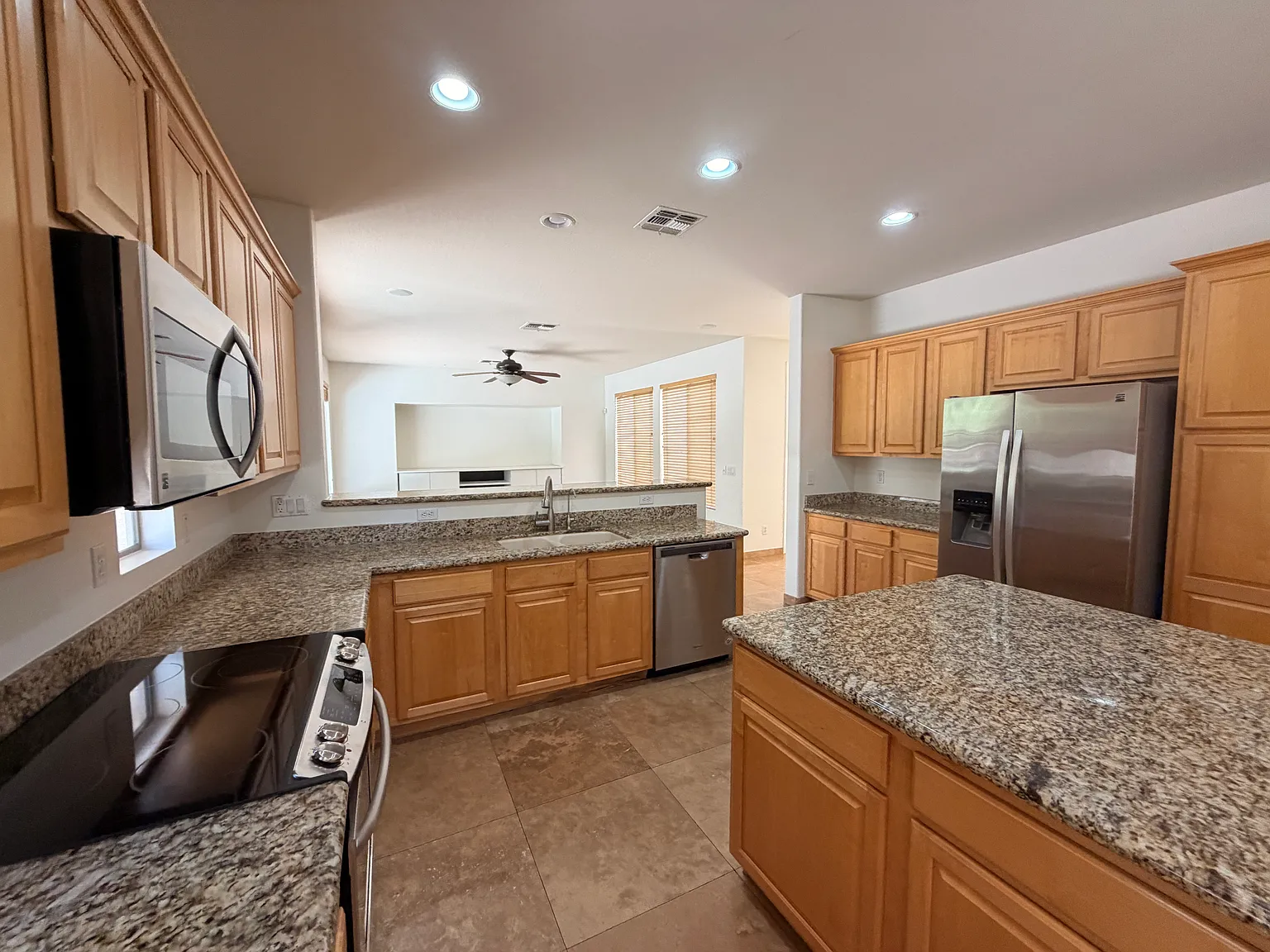 5 bed, 3160 sqft, $3,599 — Photo 4