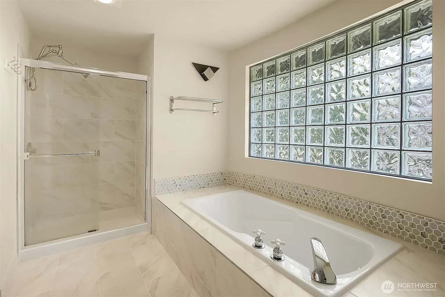 3 bed, 2.5 bath, 1740 sqft, $3,950 — Photo 4
