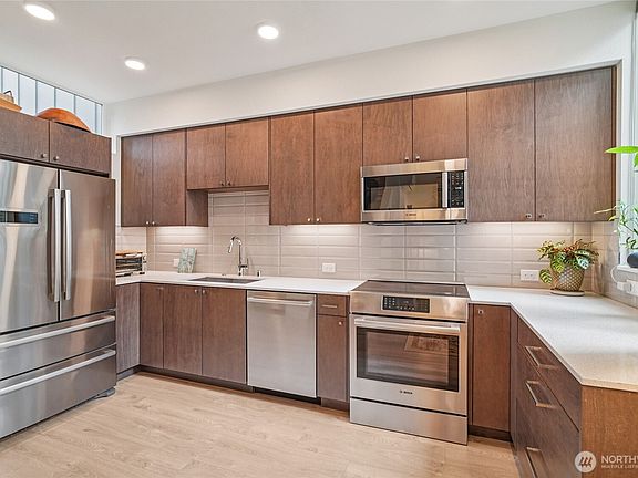 4th image of 3070 SW Avalon Way #E
