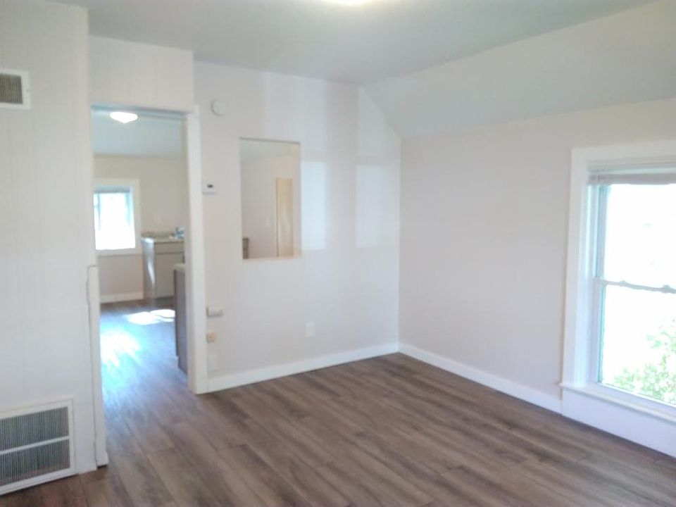 2nd image of 1013 W Clark St