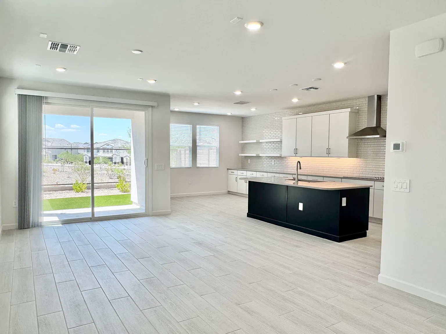 4 bed, 2.5 bath, 1966 sqft, $3,195 — Photo 2