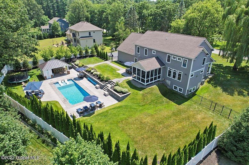 4th image of 8 Chestnut Hill Drive