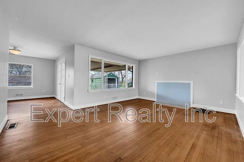 3 bed, 1.0 bath, 1284 sqft, $1,250 — Photo 3