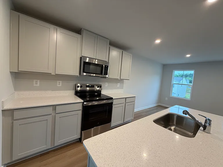 130 Saxon St — Photo 5