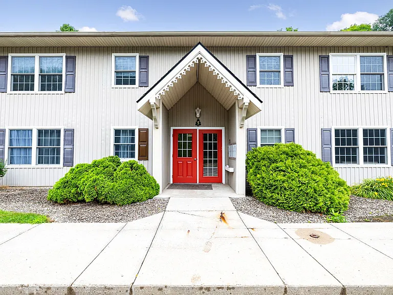 Swiss Chalet Apartments — Photo 11