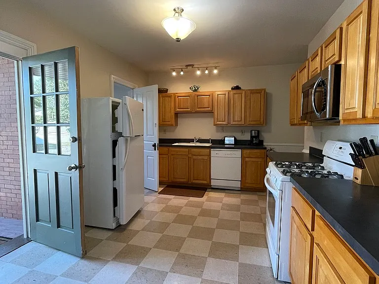 1146 Memorial Ave — Photo 8