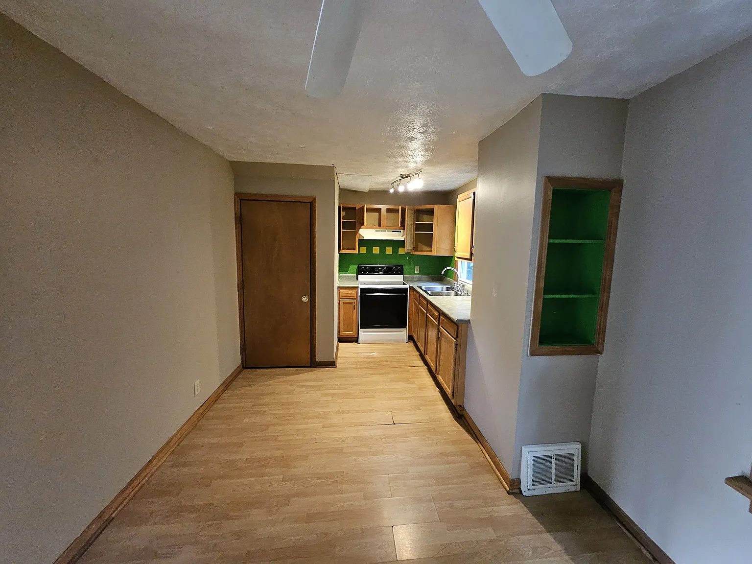 1617 Spring Ave NE — Photo 4