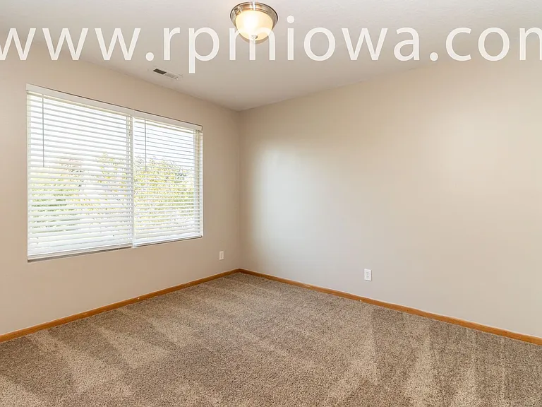 770 SE Harper Dr — Photo 9
