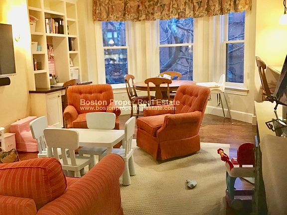 4th image of 167 Newbury St #13