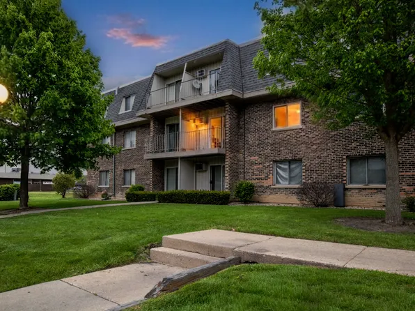 876 Blossom Ln APT 203, Prospect Heights, IL 60070